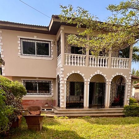 Akogo House - Bnb , Hostel, Backpackers & Volunteer Center Mombasa Exterior photo