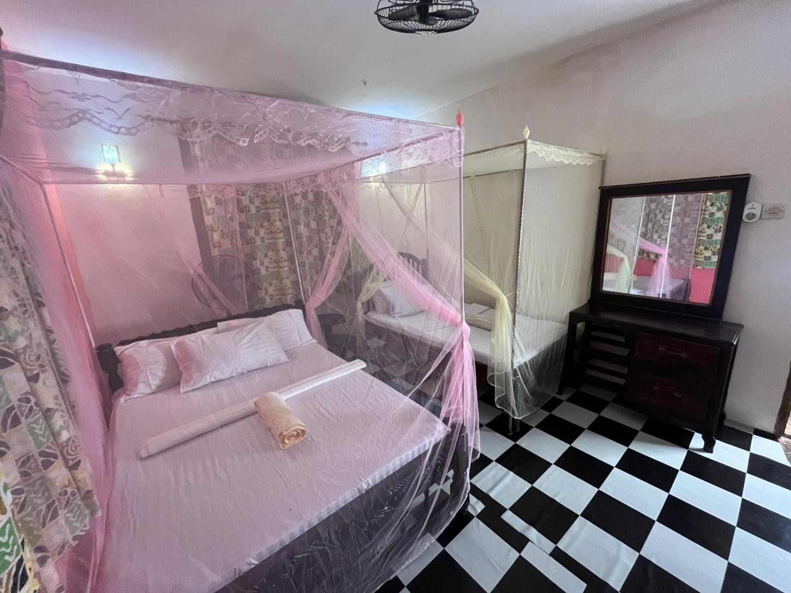 Akogo House - Bnb , Hostel, Backpackers & Volunteer Center Mombasa Exterior photo