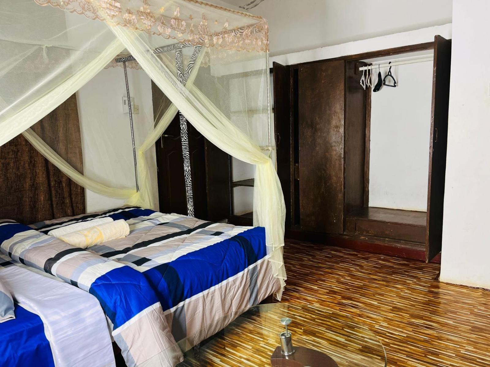 Akogo House - Bnb , Hostel, Backpackers & Volunteer Center Mombasa Exterior photo