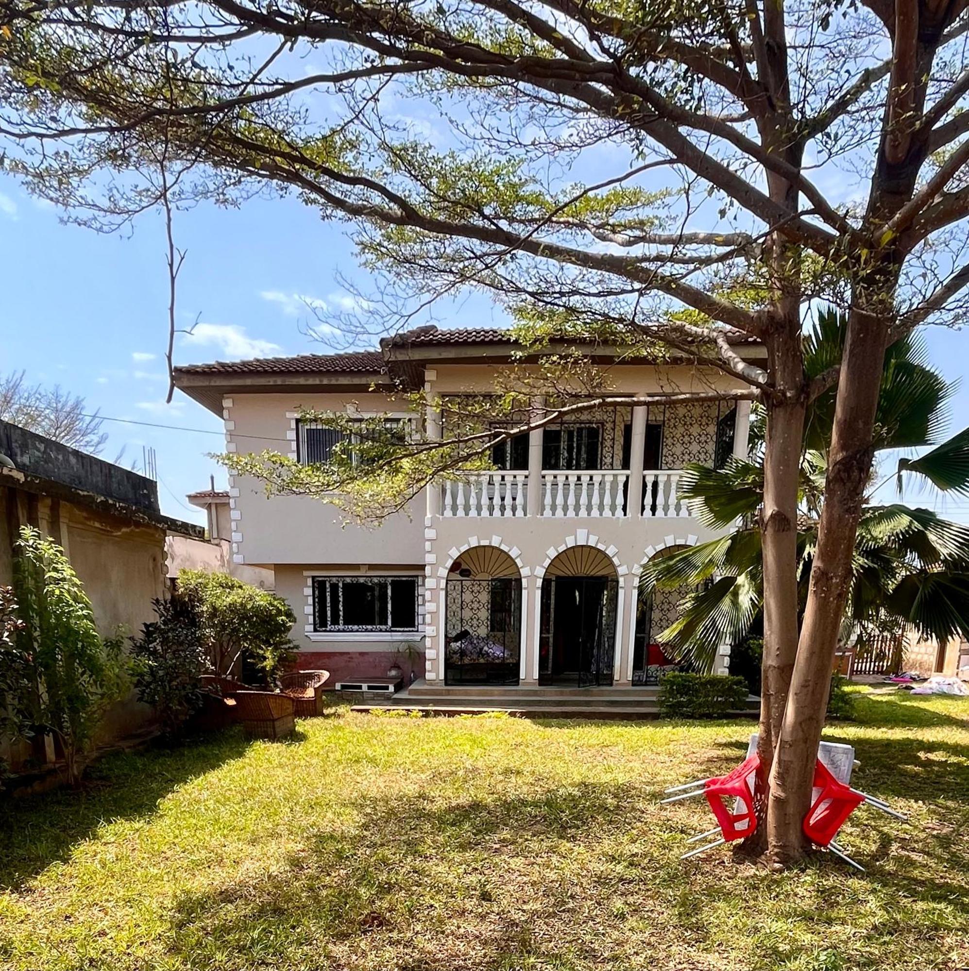 Akogo House - Bnb , Hostel, Backpackers & Volunteer Center Mombasa Exterior photo