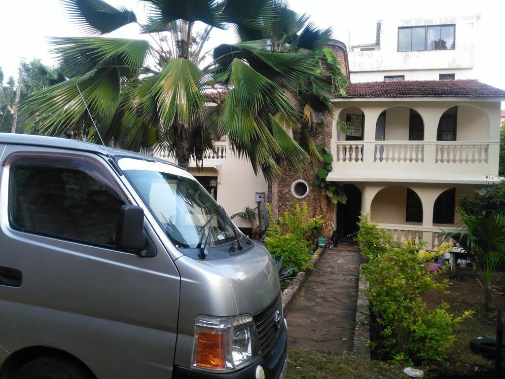 Akogo House - Bnb , Hostel, Backpackers & Volunteer Center Mombasa Exterior photo