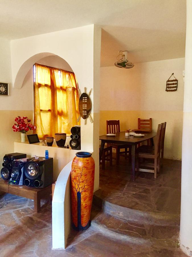 Akogo House - Bnb , Hostel, Backpackers & Volunteer Center Mombasa Exterior photo